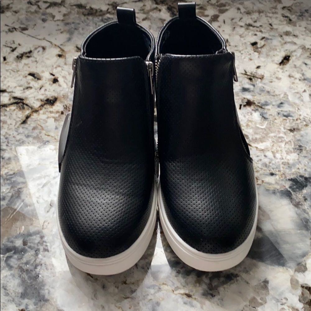Shoes - Picture 2 of 4